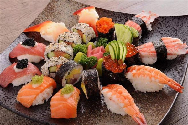 壽司能熱一熱再吃嗎 冷藏過的壽司怎么加熱 壽司能熱一熱再吃嗎 冷藏過的壽司怎么加熱