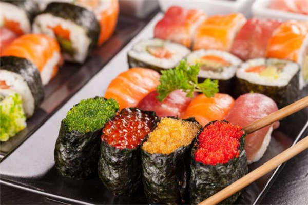 壽司能熱一熱再吃嗎 冷藏過的壽司怎么加熱 壽司能熱一熱再吃嗎 冷藏過的壽司怎么加熱