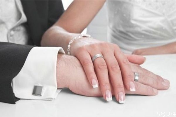 結婚鉆戒要買一對嗎 結婚戒指要不要買一對 結婚鉆戒要買一對嗎 結婚戒指要不要買一對