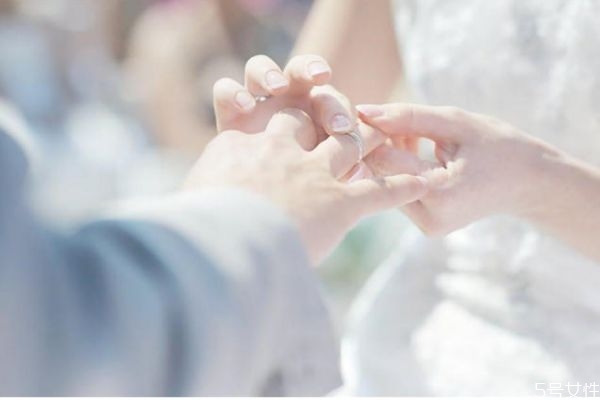 結(jié)婚戒指丟了意味著什么 結(jié)婚戒指有什么寓意 結(jié)婚戒指丟了意味著什么 結(jié)婚戒指有什么寓意