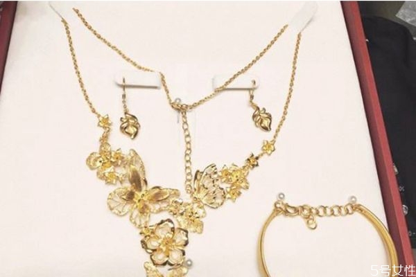 三金和婚戒是一回事嗎 結婚戒指和訂婚三金的區(qū)別 三金和婚戒是一回事嗎 結婚戒指和訂婚三金的區(qū)別