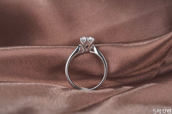 訂婚需要準(zhǔn)備什么 訂婚三金是哪三金 訂婚需要準(zhǔn)備什么 訂婚三金是哪三金