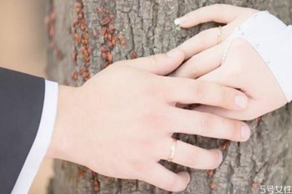 結婚鉆戒要買一對嗎 結婚戒指要不要買一對 結婚鉆戒要買一對嗎 結婚戒指要不要買一對