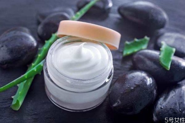 用面霜前必須用乳液嗎 乳液和面霜必須都用嗎 用面霜前必須用乳液嗎 乳液和面霜必須都用嗎