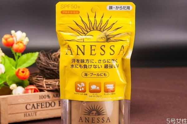 安耐曬臉部專(zhuān)用和金瓶的區(qū)別 安耐曬50可以日常用嗎