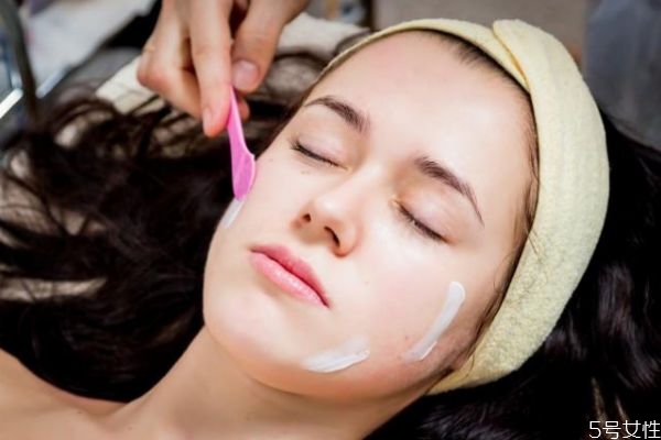 精華液和面膜如何配合 敷面膜和精華液的順序 精華液和面膜如何配合 敷面膜和精華液的順序