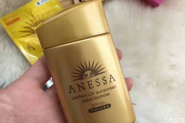 安耐曬藍(lán)色蓋子和金色蓋子的區(qū)別 安耐曬是水狀的嗎 安耐曬藍(lán)色蓋子和金色蓋子的區(qū)別 安耐曬是水狀的嗎