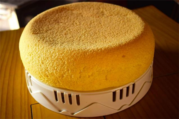 電飯煲做蛋糕沒(méi)熟透怎么辦 電飯鍋?zhàn)龅案鉃槭裁磿?huì)糊 電飯煲做蛋糕沒(méi)熟透怎么辦 電飯鍋?zhàn)龅案鉃槭裁磿?huì)糊