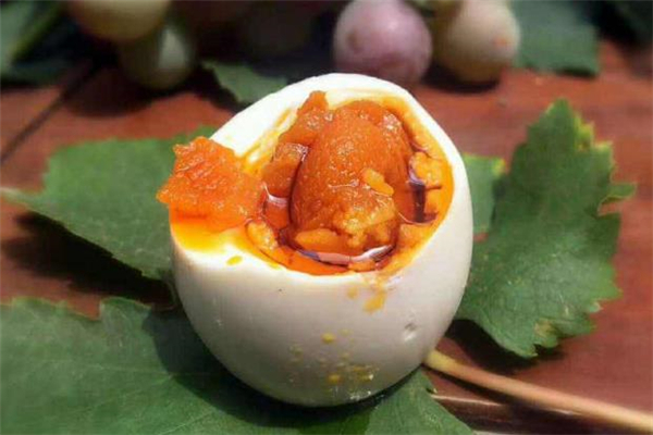 咸鴨蛋怎么煮不會(huì)破 咸鴨蛋怎么炒好吃 咸鴨蛋怎么煮不會(huì)破 咸鴨蛋怎么炒好吃