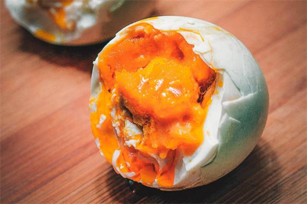 咸鴨蛋可以蒸著吃嗎 咸鴨蛋怎么蒸 咸鴨蛋可以蒸著吃嗎 咸鴨蛋怎么蒸