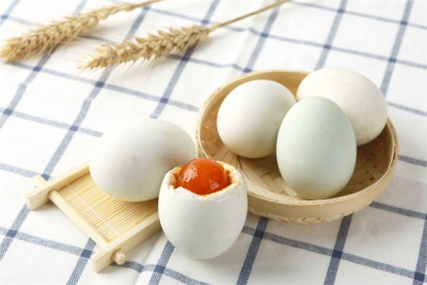 糖尿病患者可以吃咸鴨蛋嗎 經(jīng)期能吃咸鴨蛋嗎 糖尿病患者可以吃咸鴨蛋嗎 經(jīng)期能吃咸鴨蛋嗎