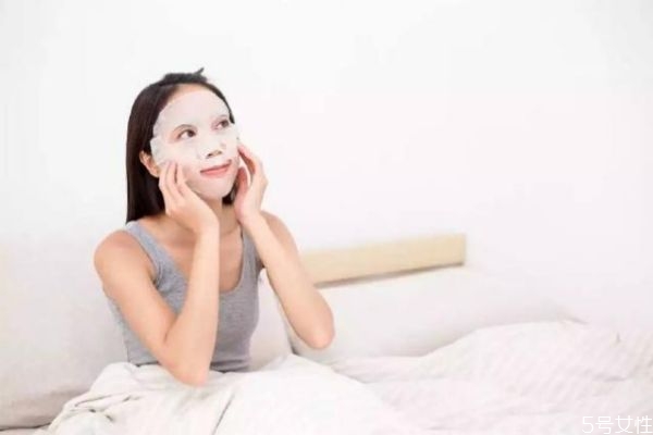 化妝前要涂抹面霜還是敷面膜 化妝前敷面膜有用嗎 化妝前要涂抹面霜還是敷面膜 化妝前敷面膜有用嗎