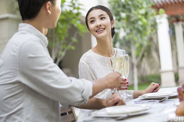 男人沒放下前妻的表現(xiàn) 男人對前妻戀戀不忘的原因 男人沒放下前妻的表現(xiàn) 男人對前妻戀戀不忘的原因