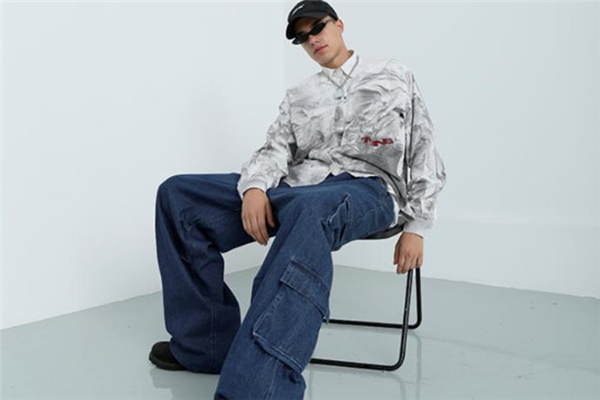 男生穿什么樣的牛仔褲好看 男生牛仔褲穿搭圖片 男生穿什么樣的牛仔褲好看 男生牛仔褲穿搭圖片