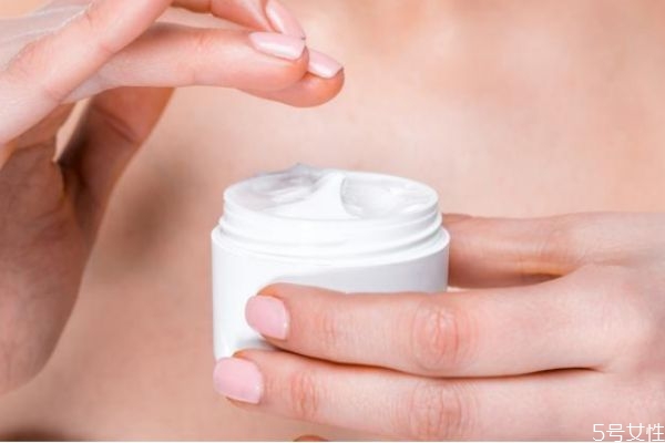 化妝前要涂抹面霜還是敷面膜 化妝前敷面膜有用嗎 化妝前要涂抹面霜還是敷面膜 化妝前敷面膜有用嗎