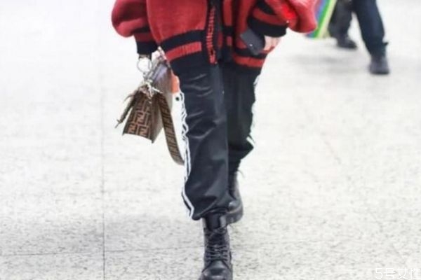 運(yùn)動(dòng)褲配什么鞋子 休閑運(yùn)動(dòng)褲配什么鞋好看 運(yùn)動(dòng)褲配什么鞋子 休閑運(yùn)動(dòng)褲配什么鞋好看