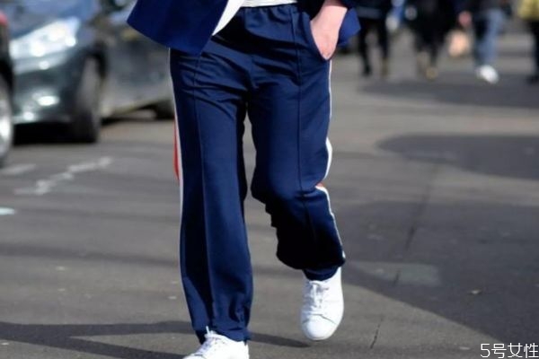 運(yùn)動(dòng)褲配什么鞋子 休閑運(yùn)動(dòng)褲配什么鞋好看 運(yùn)動(dòng)褲配什么鞋子 休閑運(yùn)動(dòng)褲配什么鞋好看