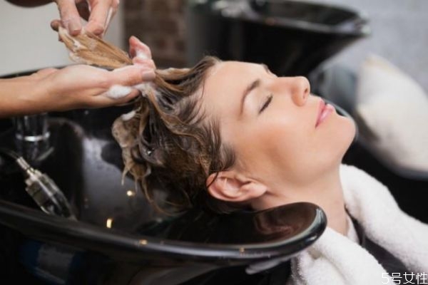 染發(fā)皮試20分鐘夠嗎 怎么判斷染發(fā)過敏 染發(fā)皮試20分鐘夠嗎 怎么判斷染發(fā)過敏