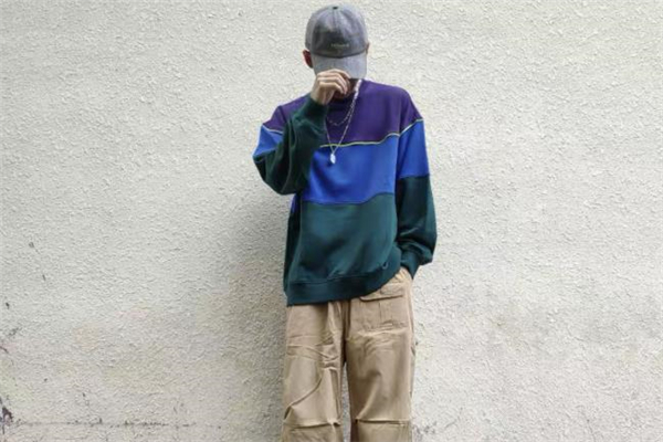 撞色衛(wèi)衣搭配什么褲子好看 撞色衛(wèi)衣下面配什么褲子 撞色衛(wèi)衣搭配什么褲子好看 撞色衛(wèi)衣下面配什么褲子