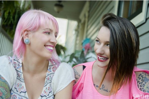 如何去掉頭皮的染發(fā)蠟 如何給頭發(fā)打蠟 如何去掉頭皮的染發(fā)蠟 如何給頭發(fā)打蠟