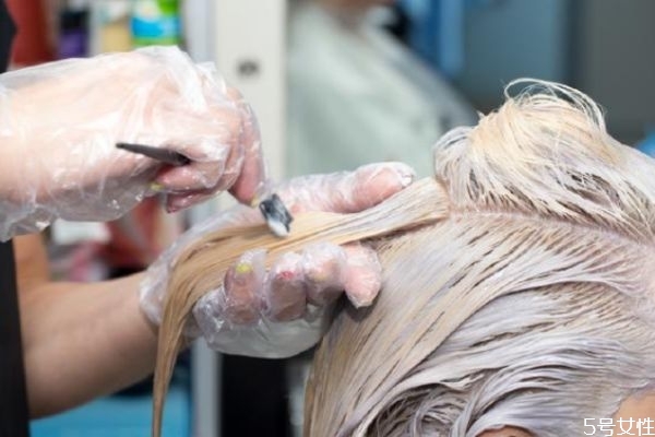 染發(fā)膏弄到臉上洗不掉了怎么辦 染發(fā)劑弄到皮膚上妙招 染發(fā)膏弄到臉上洗不掉了怎么辦 染發(fā)劑弄到皮膚上妙招