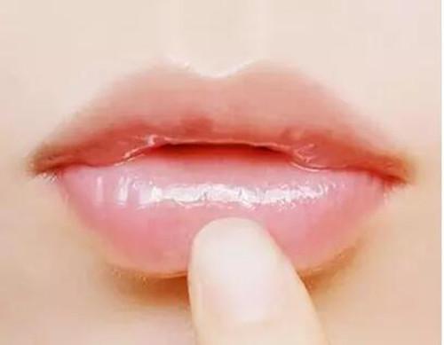 夏季怎么護(hù)唇呢 酸奶和蜂蜜怎么護(hù)唇 夏季怎么護(hù)唇呢 酸奶和蜂蜜怎么護(hù)唇