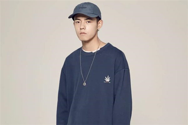 藍(lán)色衛(wèi)衣配什么帽子好看 藍(lán)色衛(wèi)衣搭配帽子圖片 藍(lán)色衛(wèi)衣配什么帽子好看 藍(lán)色衛(wèi)衣搭配帽子圖片