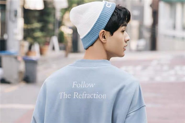 藍(lán)色衛(wèi)衣配什么帽子好看 藍(lán)色衛(wèi)衣搭配帽子圖片 藍(lán)色衛(wèi)衣配什么帽子好看 藍(lán)色衛(wèi)衣搭配帽子圖片