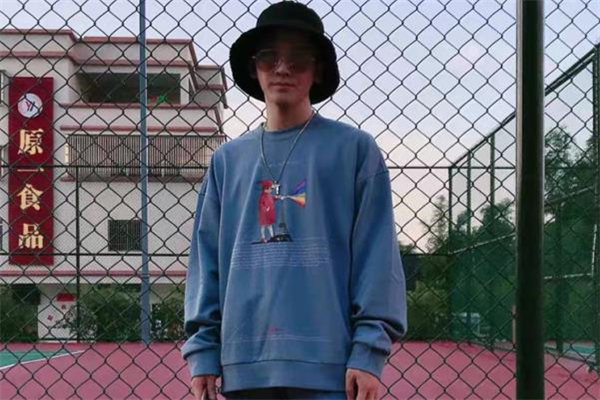 藍(lán)色衛(wèi)衣配什么帽子好看 藍(lán)色衛(wèi)衣搭配帽子圖片 藍(lán)色衛(wèi)衣配什么帽子好看 藍(lán)色衛(wèi)衣搭配帽子圖片