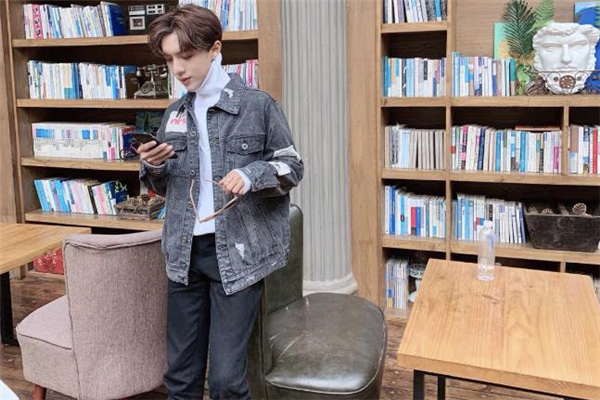 復(fù)古牛仔外套怎么搭配 復(fù)古牛仔外套搭配圖片 復(fù)古牛仔外套怎么搭配 復(fù)古牛仔外套搭配圖片