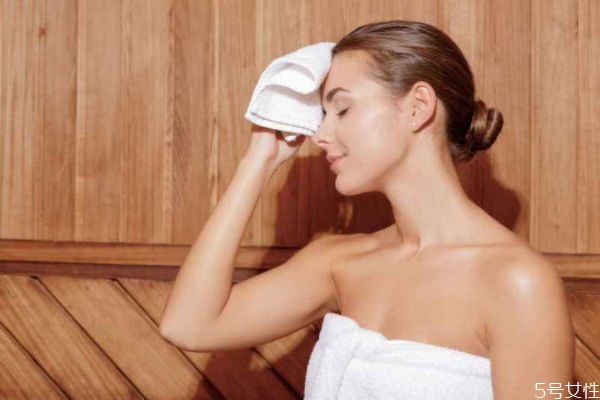 女人汗蒸的話好處與壞處 女人汗蒸的注意事項 女人汗蒸的話好處與壞處 女人汗蒸的注意事項