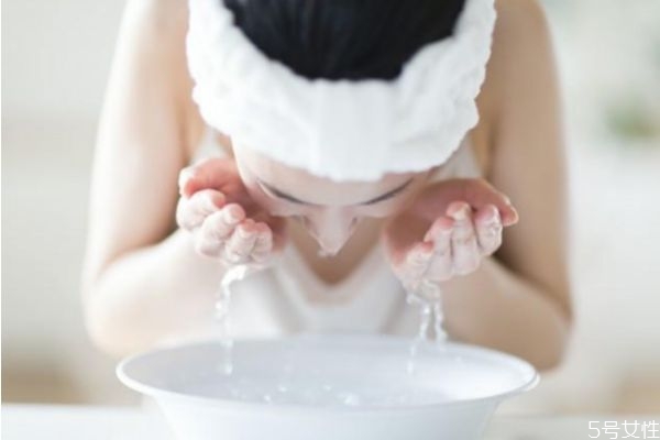 清水洗臉的優(yōu)點在哪里 可以長期使用清水洗臉嗎 清水洗臉的優(yōu)點在哪里 可以長期使用清水洗臉嗎