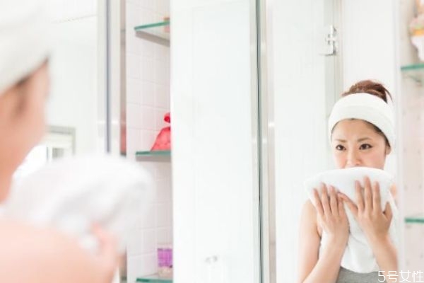 護(hù)膚怎么避免搓泥 怎樣減少搓泥 護(hù)膚怎么避免搓泥 怎樣減少搓泥