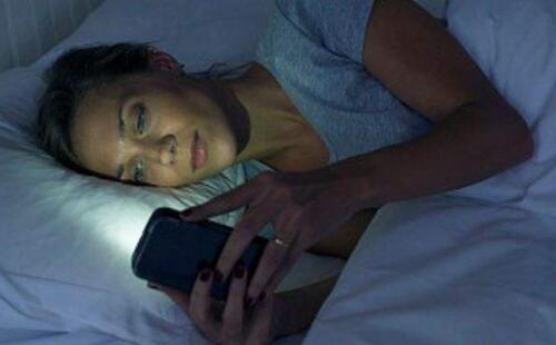 手機關(guān)機了能放床頭嗎 手機關(guān)機了還有輻射嗎 手機關(guān)機了能放床頭嗎 手機關(guān)機了還有輻射嗎