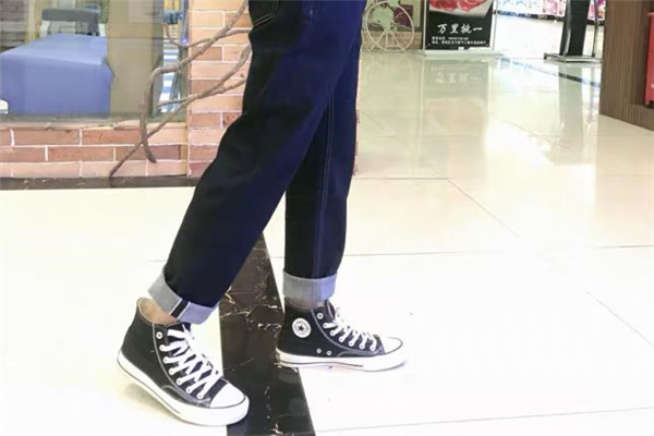 男生穿牛仔褲配什么鞋子好看 男生穿牛仔褲怎么搭配鞋子 男生穿牛仔褲配什么鞋子好看 男生穿牛仔褲怎么搭配鞋子