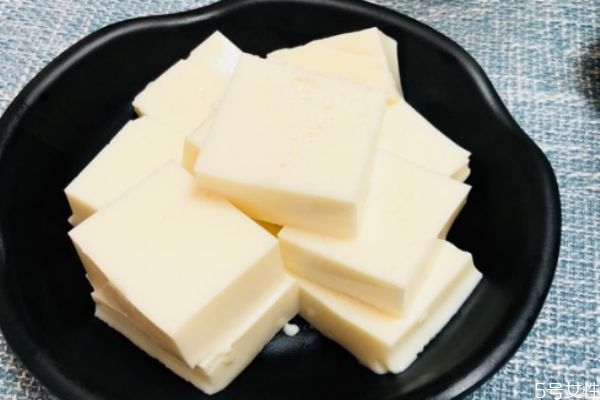 椰奶凍的簡單做法 椰奶凍的營養(yǎng)價(jià)值 椰奶凍的簡單做法 椰奶凍的營養(yǎng)價(jià)值