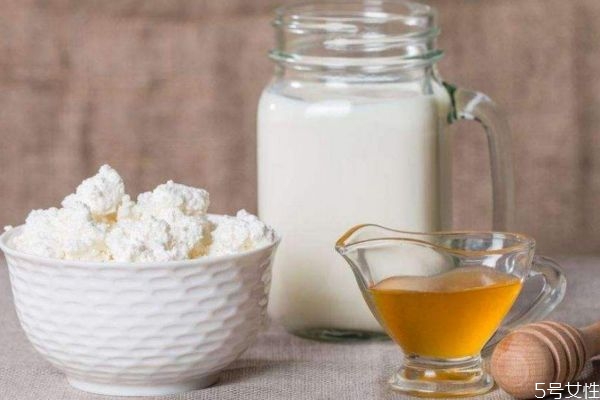 純牛奶和蜂蜜做面膜有什么功效 牛奶蜂蜜面膜的功效 純牛奶和蜂蜜做面膜有什么功效 牛奶蜂蜜面膜的功效