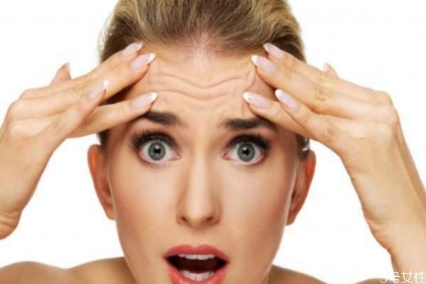 抬頭紋嚴重的原因 加深抬頭紋的壞習(xí)慣 抬頭紋嚴重的原因 加深抬頭紋的壞習(xí)慣