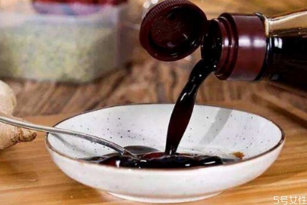 生抽和老抽有什么區(qū)別 生抽和老抽那個(gè)更好 生抽和老抽有什么區(qū)別 生抽和老抽那個(gè)更好