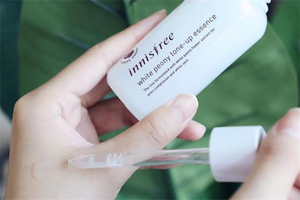 悅詩(shī)風(fēng)吟白光瓶真的好用嗎 悅詩(shī)風(fēng)吟白光瓶成分表