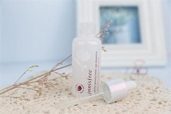 悅詩(shī)風(fēng)吟白光瓶真的好用嗎 悅詩(shī)風(fēng)吟白光瓶成分表