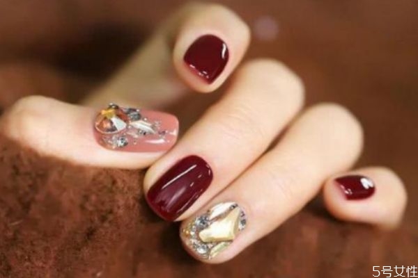 美甲甲片劈了怎么補救 新做的美甲指甲劈了怎么辦 美甲甲片劈了怎么補救 新做的美甲指甲劈了怎么辦