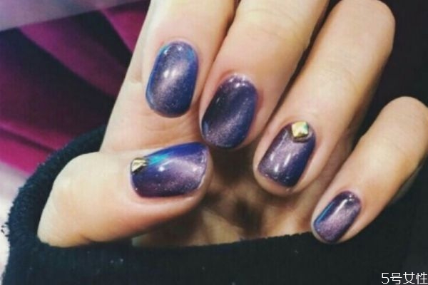 美甲甲片劈了怎么補救 新做的美甲指甲劈了怎么辦 美甲甲片劈了怎么補救 新做的美甲指甲劈了怎么辦