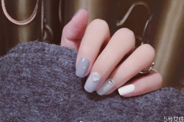 美甲沒烤干怎么辦 美甲底膠必須要烤干嗎 美甲沒烤干怎么辦 美甲底膠必須要烤干嗎