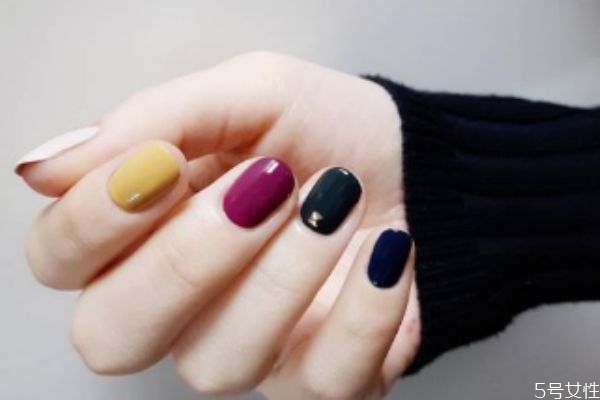 美甲沒烤干怎么辦 美甲底膠必須要烤干嗎 美甲沒烤干怎么辦 美甲底膠必須要烤干嗎