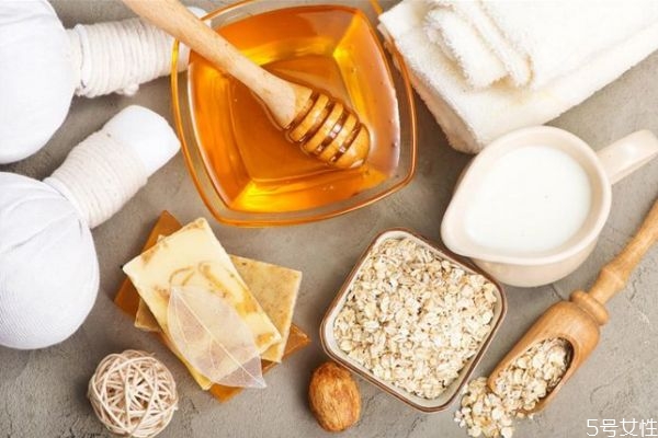 純牛奶和蜂蜜做面膜有什么功效 牛奶蜂蜜面膜的功效 純牛奶和蜂蜜做面膜有什么功效 牛奶蜂蜜面膜的功效