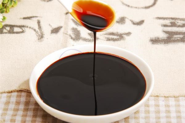 炒菜老抽什么時候放 炒菜用老抽好還是生抽好 炒菜老抽什么時候放 炒菜用老抽好還是生抽好