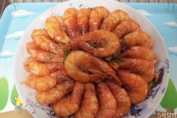 油燜大蝦怎么做好吃 油燜大蝦簡(jiǎn)單做法 油燜大蝦怎么做好吃 油燜大蝦簡(jiǎn)單做法