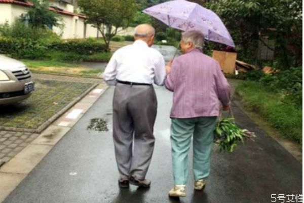 什么是黃昏戀 黃昏戀是指多大歲數(shù) 什么是黃昏戀 黃昏戀是指多大歲數(shù)