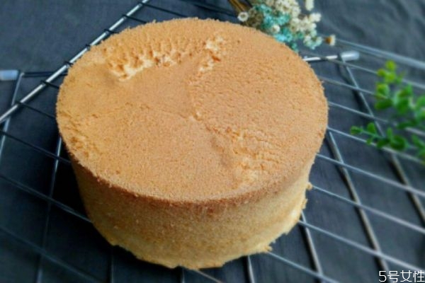 戚風(fēng)蛋糕應(yīng)該怎么做 戚風(fēng)蛋糕怎么做不塌陷 戚風(fēng)蛋糕應(yīng)該怎么做 戚風(fēng)蛋糕怎么做不塌陷